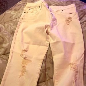 Beige jeans, comes in the size 31. Still very new unworn